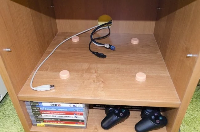 Jak-dbac-o-konsole-ps3.-Ustaw-konsole-na-korkach-od-butelek