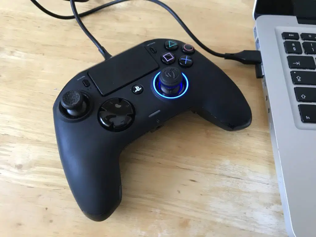 Nacon Revolution Pro Controller 2 - recenzja 5 Pad Pod Macbookiem