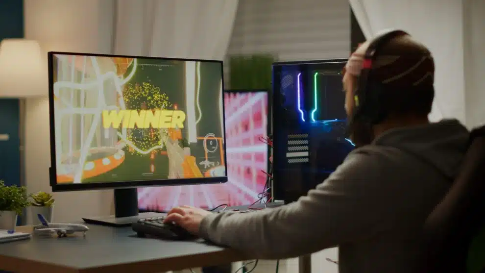 Jak wybrać idealny sprzęt gamingowy? Poradnik wyboru najlepszego sprzętu dla wymagających graczy 2 Exciting Professional Esport Gamer Celebrates Championship Victory