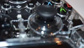 Pad do konsoli Xbox One - recenzja kontrolerów PDP - CAMO, Afterglow Prismatic, Battlefield 1 oraz Titanfall 2 15 PDP Afterglow Prismatic Xbox One 9